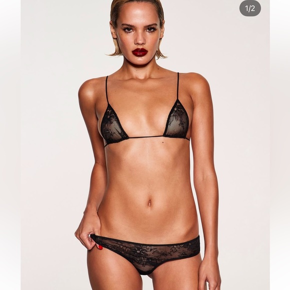 ULTRA FINE LACE MICRO
TRIANGLE BRALETTE | ONYX × 1
ONYX / S - Picture 3 of 9